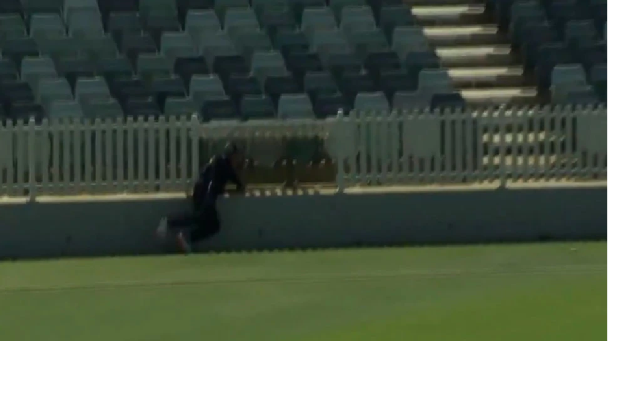 ऑस्ट्रेलिया में मैच के दौरान बड़ा हादसा, चौका रोकने की कोशिश में बाउंड्री से टकराया फील्डर