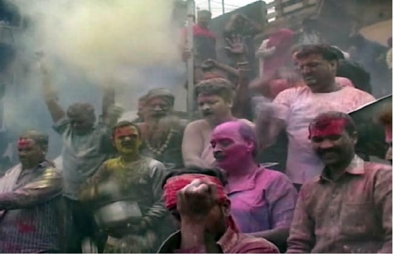 वाराणसी: मणिकर्णिका घाट पर जलती चिताओं के बीच खेली गई भस्म से होली, जानिए इसके पीछे की प्रचलित मान्यताएं