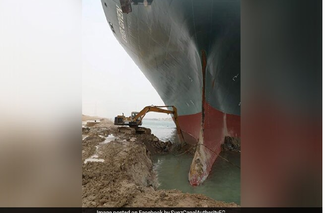 स्वेज नहर में फंस गया विशालकाय जहाज, तो मदद के लिए आया मिनी बुल्डोजर, सोशल मीडिया पर छाए Funny Memes