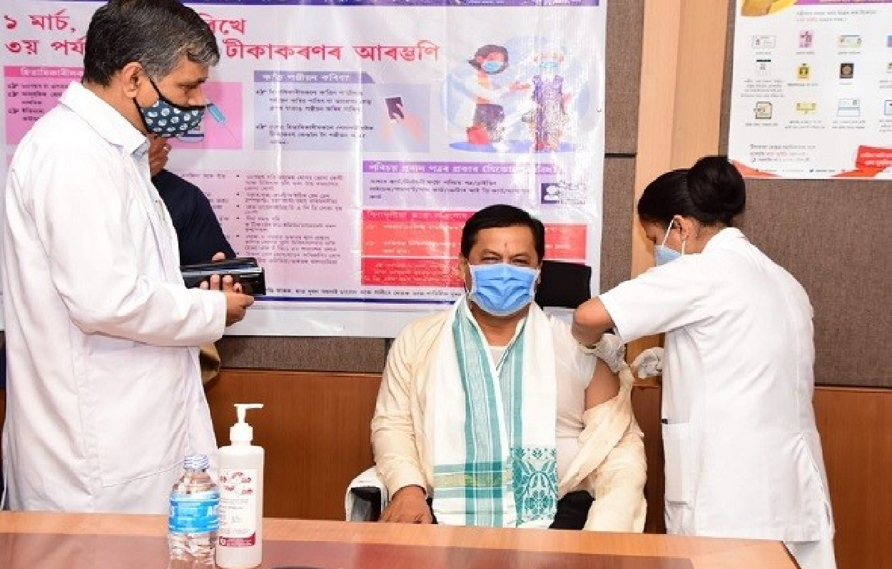 असम के मुख्यमंत्री सर्बानंद सोनोवाल ने कोविड-19 टीके की पहली खुराक ली