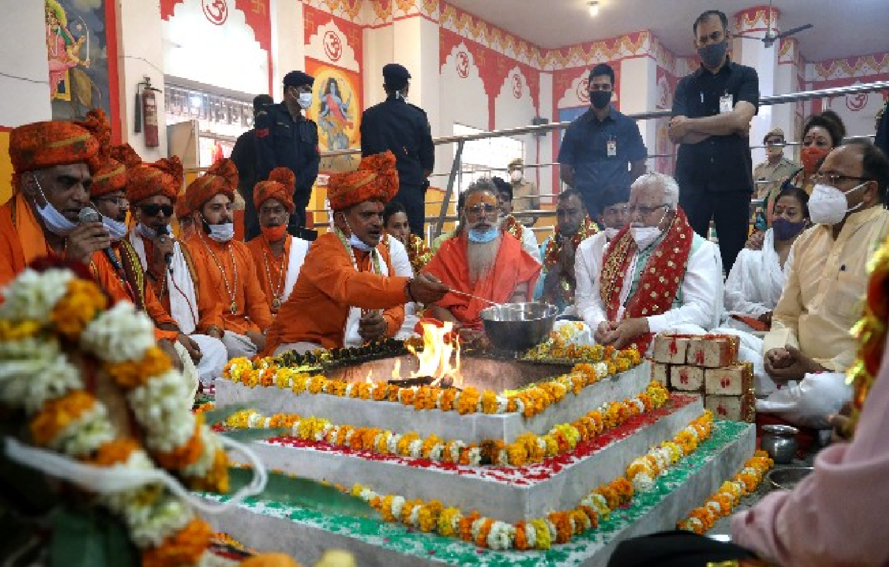 हरियाणा के मुख्यमंत्री खट्टर ने गुरुग्राम में मंदिर के पुनर्निर्माण कार्य की आधारशिला रखी