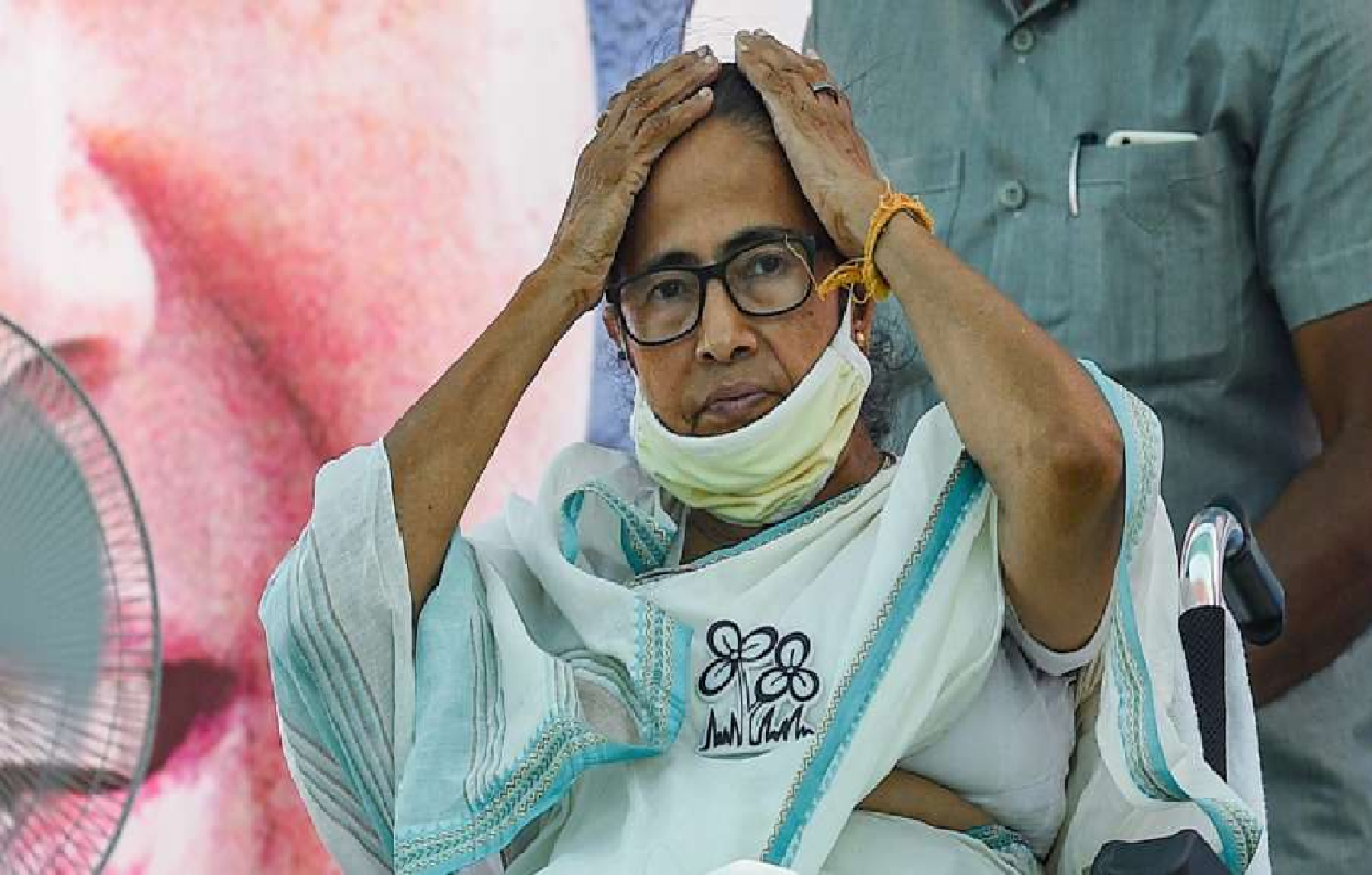 कूचबिहार की घटना के बाद चुनाव आयोग पर बरसीं ममता बनर्जी! बोलीं- MCC का नाम बदलकर रख दो 'मोदी कोड ऑफ कंडक्ट'