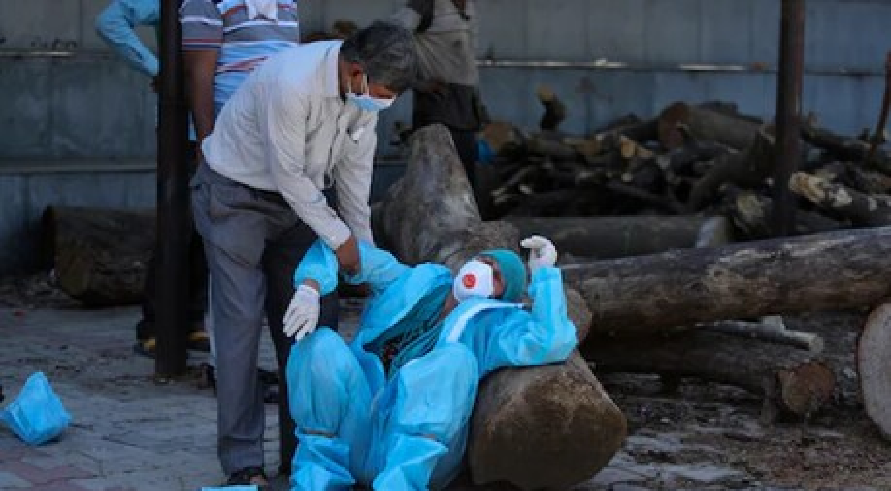 कोरोना से 15 दिन में 53 हजार की गई जान, 3 लाख से अधिक मौतों के साथ तीसरे नंबर पर भारत