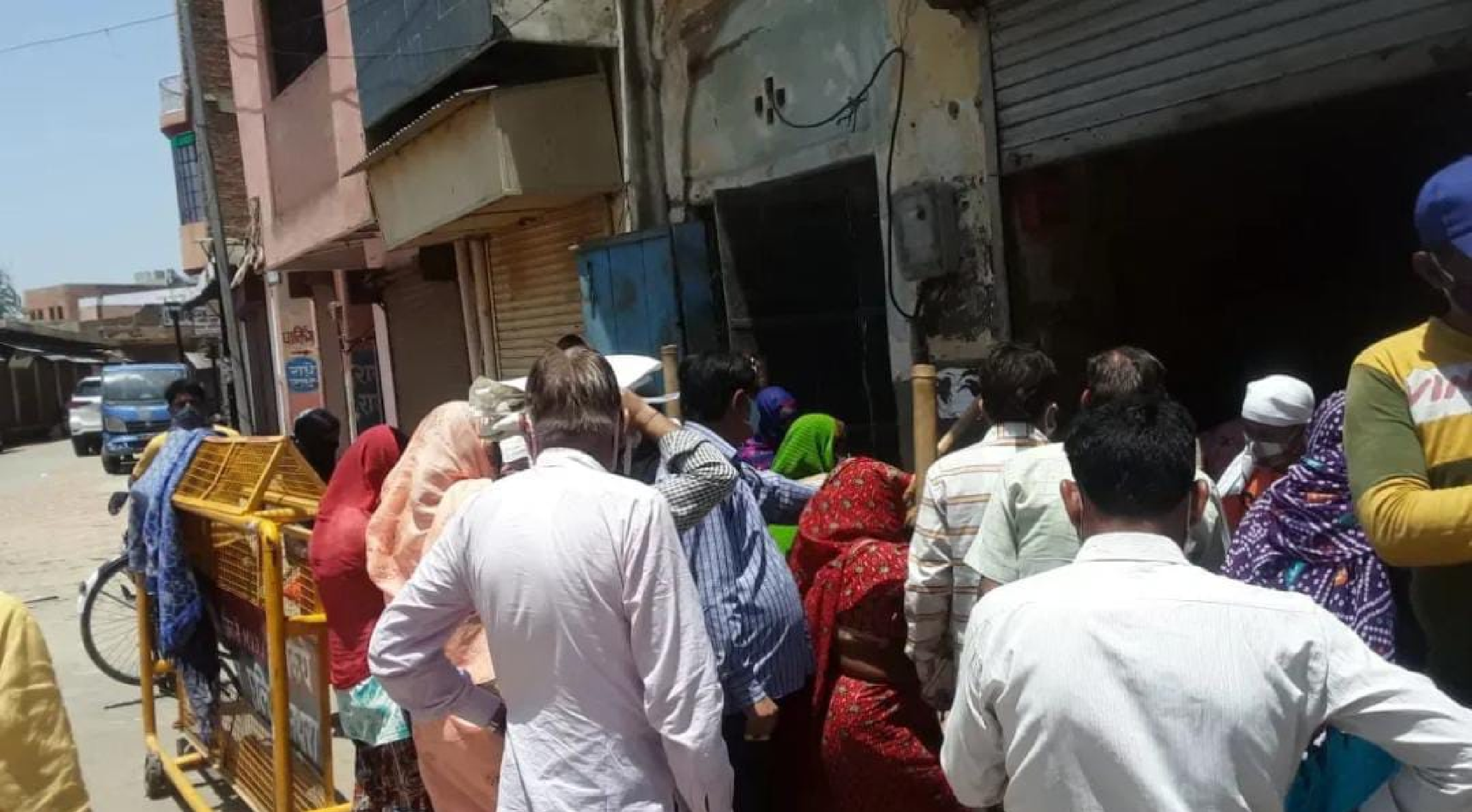 वृंदावन में राशन की दुकानों पर कोविड़ प्रोटोकॉल ध्वस्त कोरोना संक्रमण को दे रहे है। बढ़ावा