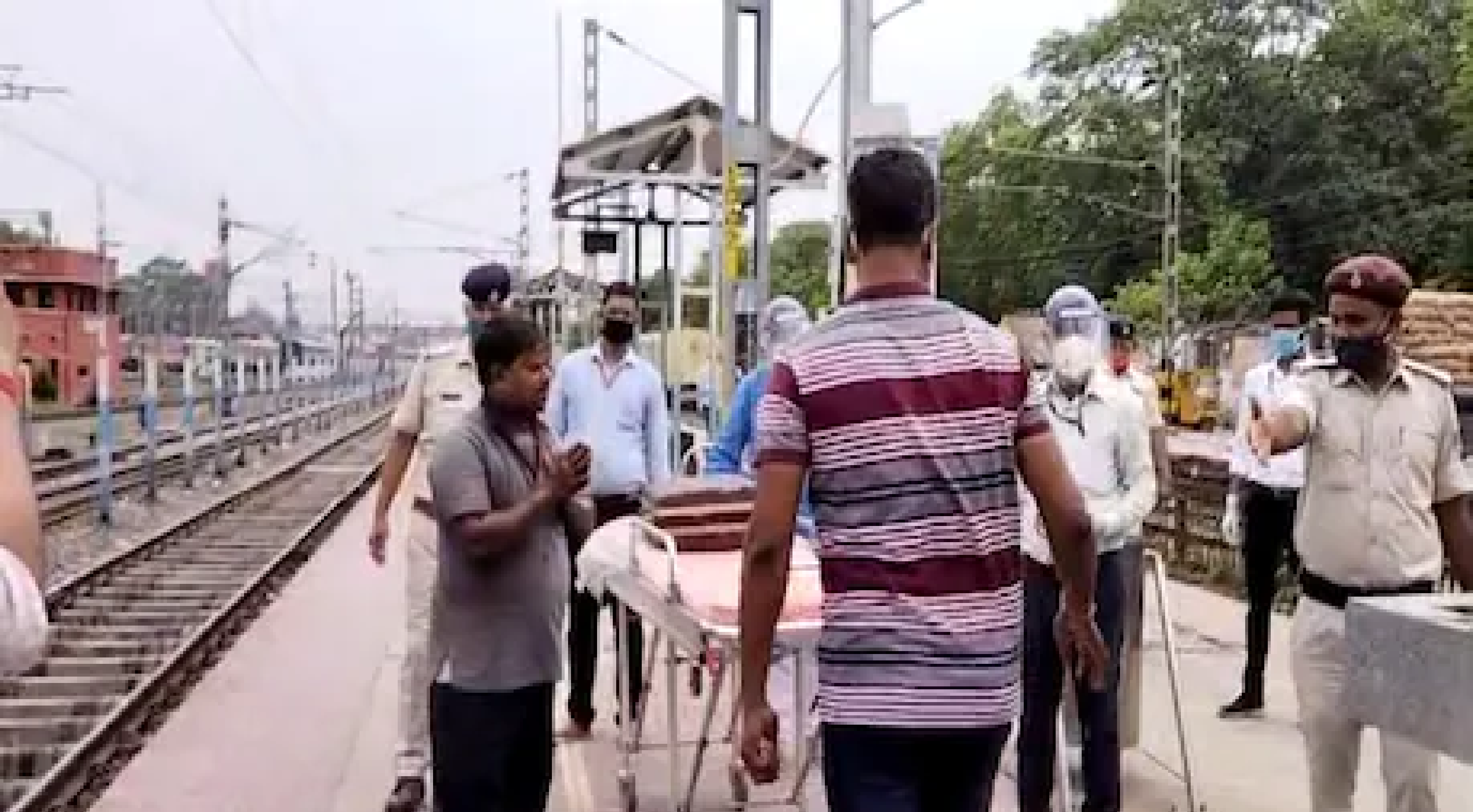 Bihar News: शराबी के कारण डेढ़ घंटे रुकी रही मगध एक्सप्रेस, कोरोना पेशेंट समझ किसी ने नहीं लगाया हाथ