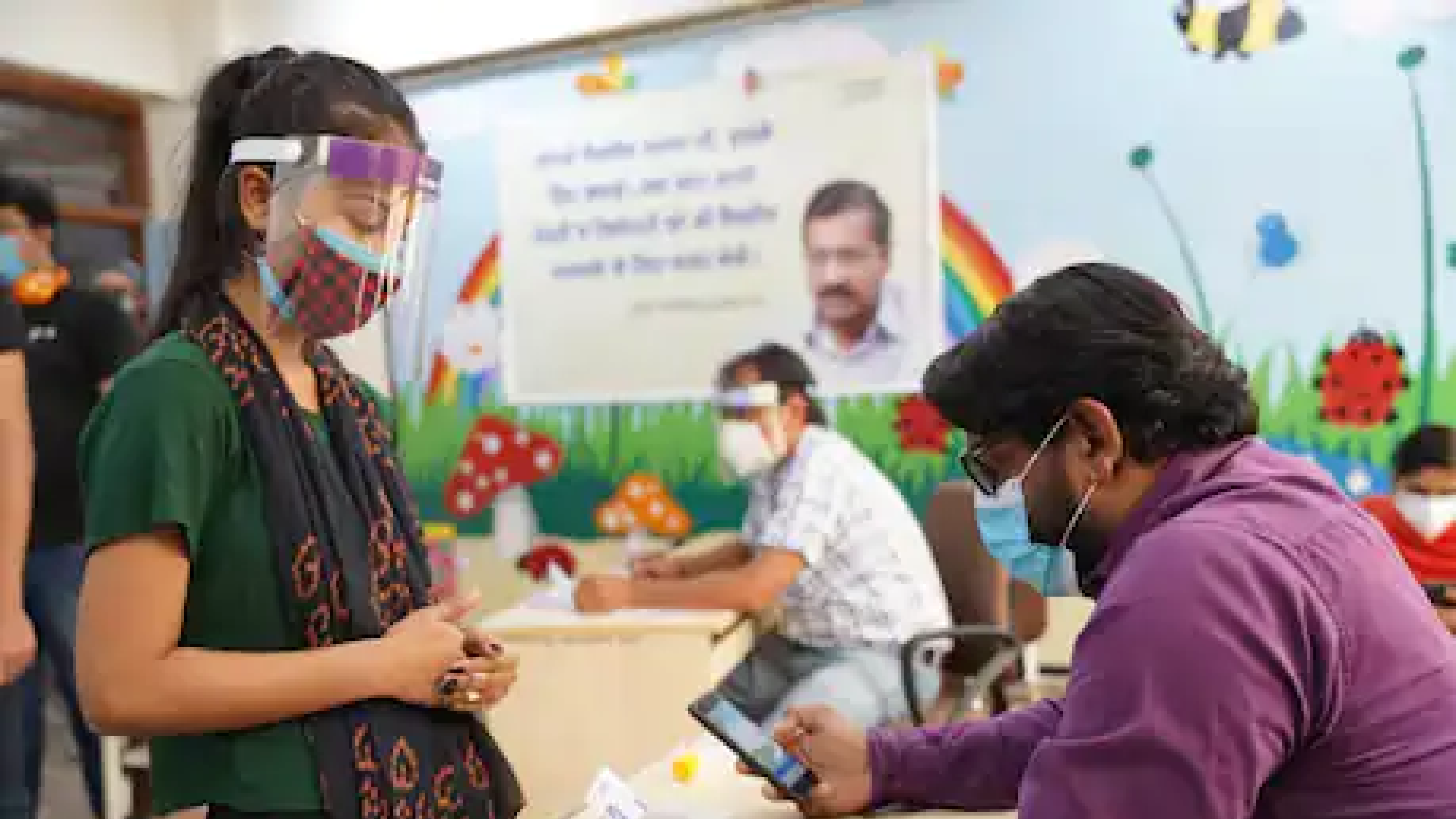 BJP ने केजरीवाल सरकार पर लगाए आरोप, कहा- वैक्सीनेशन सेंटर्स पर नहीं वैक्सीन की कमी