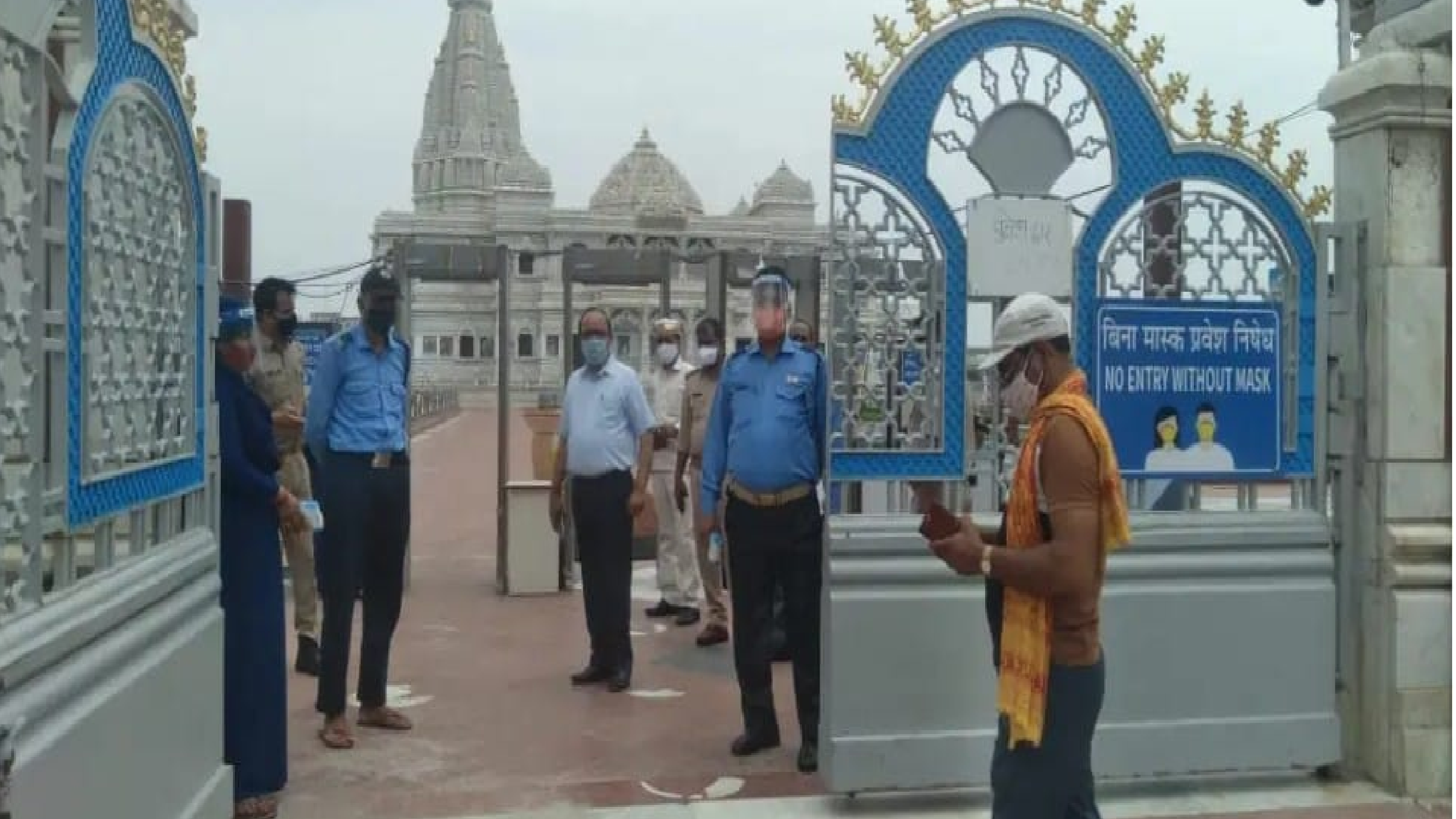 मंगलवार को अनलॉक शुरू होने पर मथुरा सिटी मजिस्ट्रेट ने किया वृन्दावन के प्रमुख मंदिरों का निरीक्षण