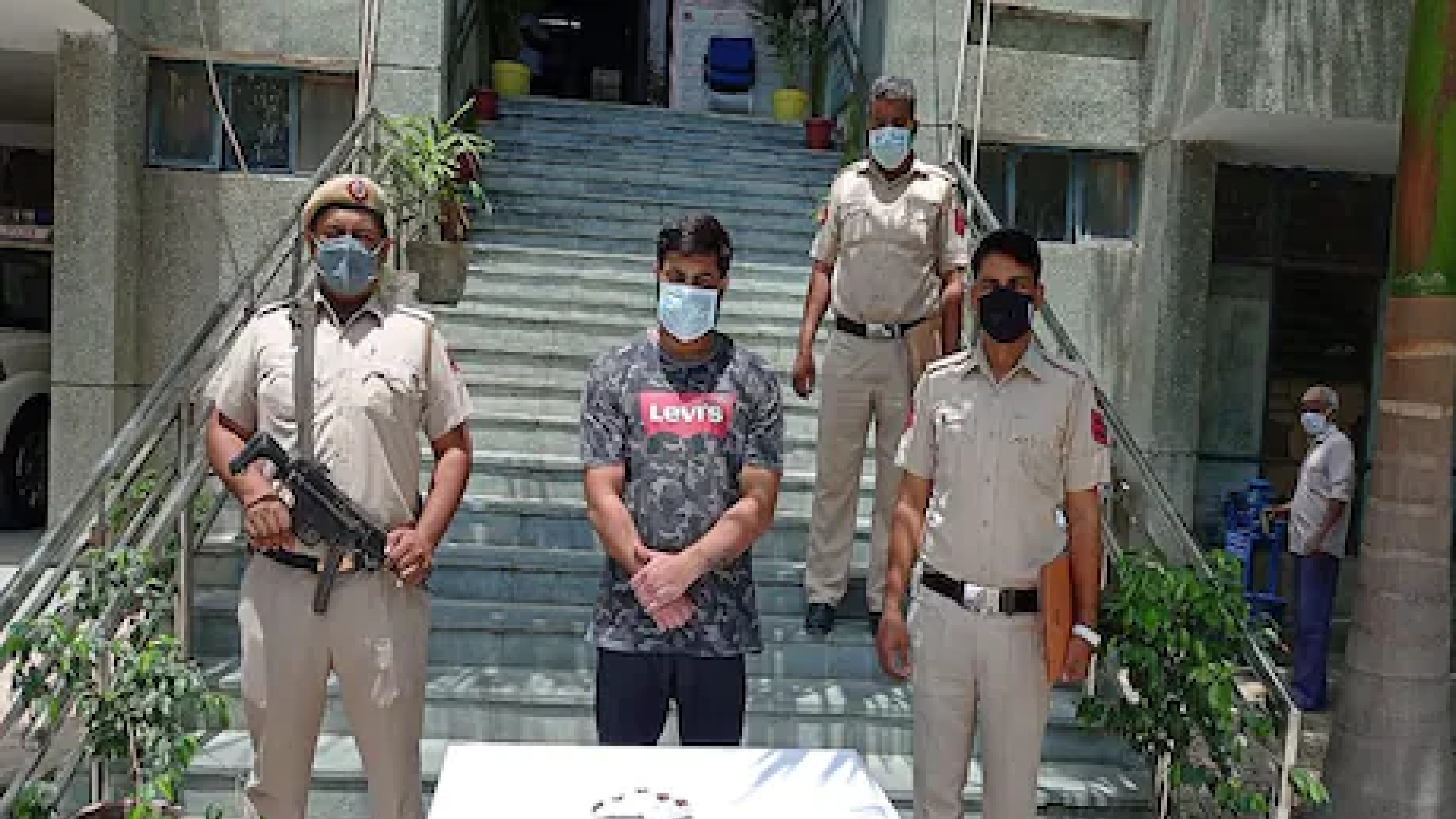 प्रॉपर्टी डीलर मर्डर मामले में वांटेड अरेस्‍ट, मार्च में हत्या करने के बाद से था फरार