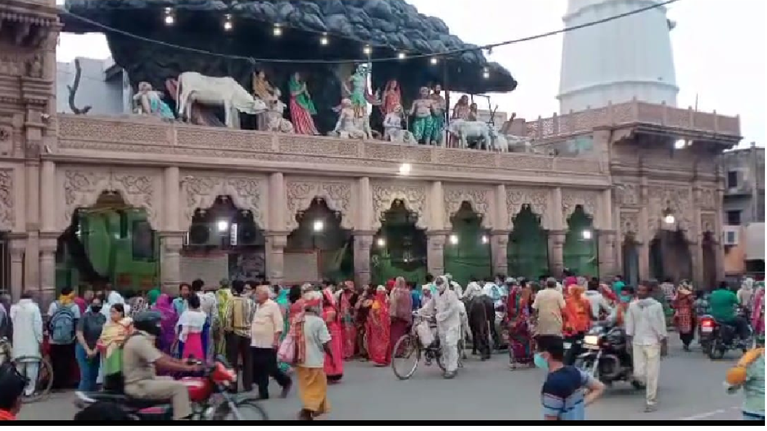 सप्ताहिक बंदी  के दौरान दानघाटी मंदिर पर उमड़ी भीड़  सोशल डिस्टेंस की उड़ी धज्जियां