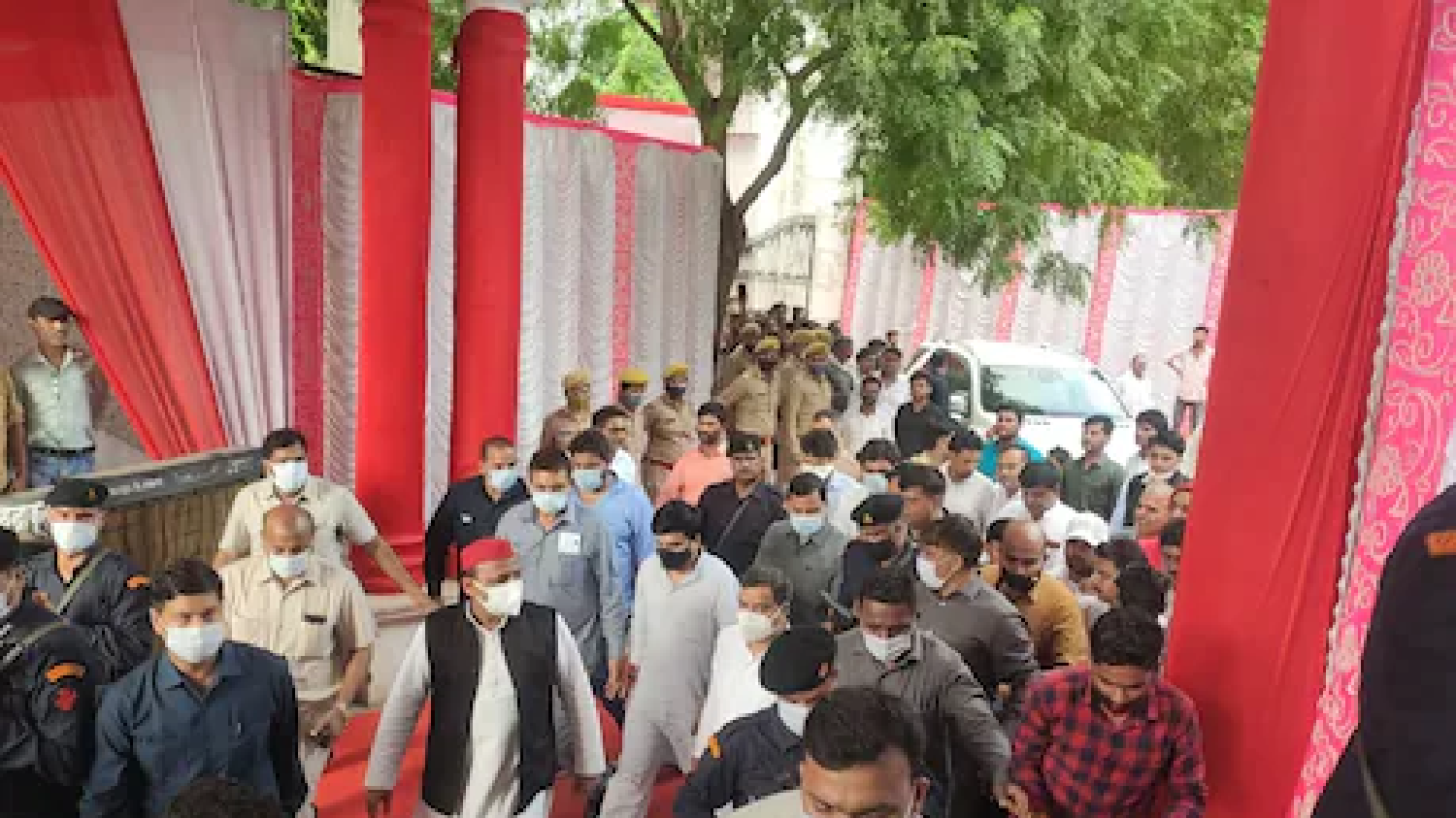 इटावा: मुलायम की पौत्री दीपाली यादव की शादी में जुटा समाजवादी कुनवा, जानिए कौन -कौन पहुंचा है सैफई