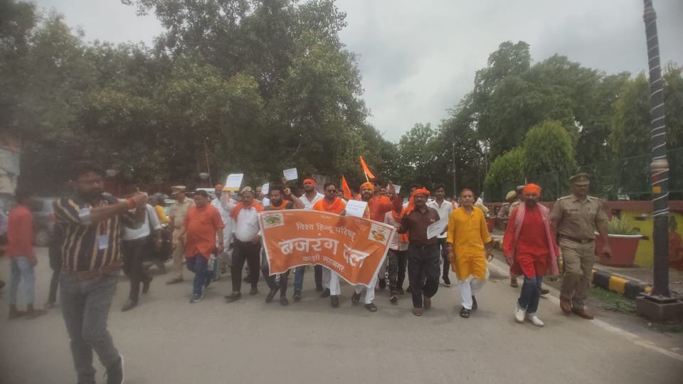 विश्व हिंदू परिषद/ बजरंग दल के कार्यकर्ताओं ने उदयपुर में घटी घटना के विरोध में किया प्रदर्शन